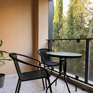 Elegant With Balcony, Free Parking, & Wifi Appartamento